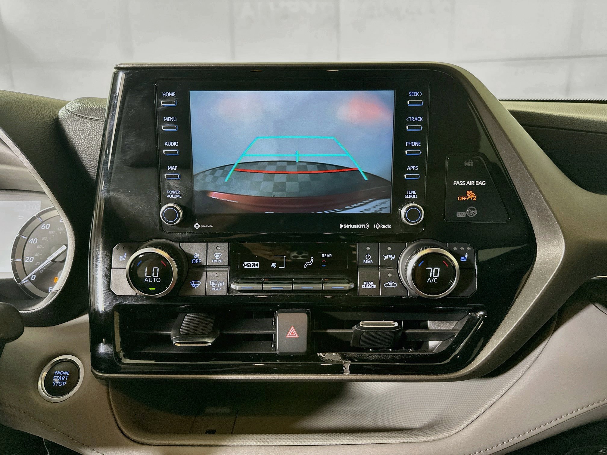 Used 2021 Toyota Highlander XLE AWD/4WD image 25