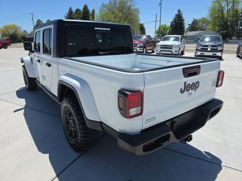 Used 2023 Jeep Gladiator Sport AWD/4WD image 7