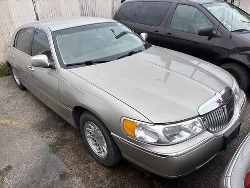 Used 1999 Lincoln Town Car Signature image 2