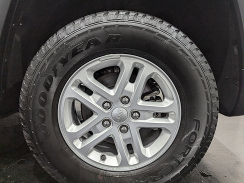 Used 2024 Jeep Grand Cherokee Laredo image 7