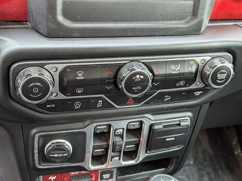 Used 2018 Jeep Wrangler Unlimited Rubicon w/ Steel Bumper Group image 31