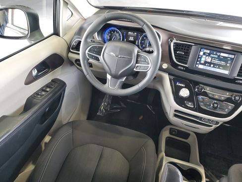 Certified 2022 Chrysler Voyager LX FWD image 10