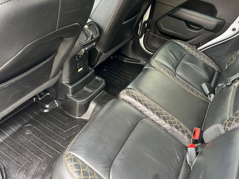 Used 2022 Jeep Wrangler Unlimited Sahara image 12