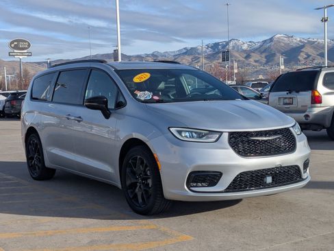 Used 2023 Chrysler Pacifica Limited w/ Uconnect Theater Family Group image 8