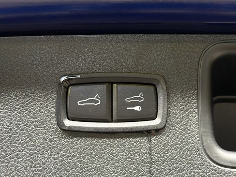 Certified 2025 Porsche Macan image 14