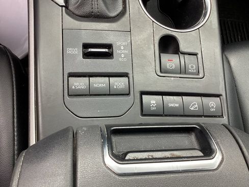 Used 2021 Toyota Highlander XLE AWD/4WD image 38