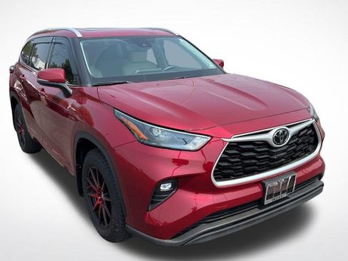 Used 2022 Toyota Highlander XLE AWD/4WD image 2