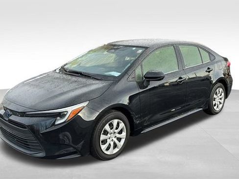 Used 2024 Toyota Corolla LE image 2