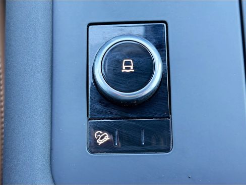 Used 2025 Land Rover Discovery Dynamic SE AWD/4WD image 50