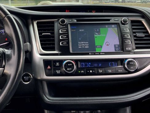Used 2017 Toyota Highlander SE image 7