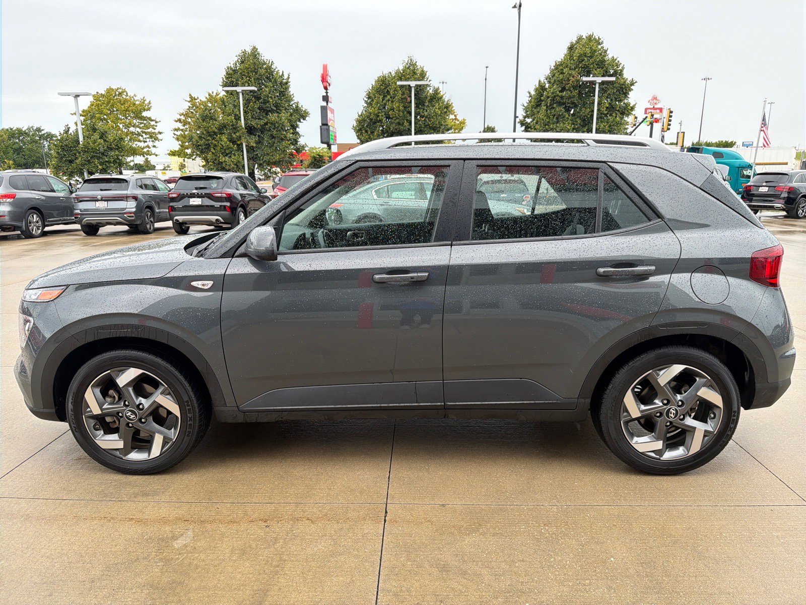 Used 2025 Hyundai Venue SEL FWD image 5