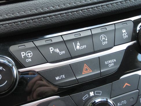 Used 2018 Chrysler Pacifica Limited FWD image 15