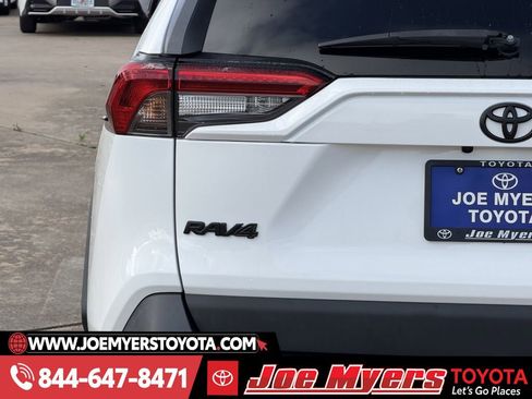 Used 2022 Toyota RAV4 LE image 10