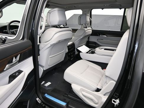 Used 2024 Jeep Grand Wagoneer L 4WD image 44