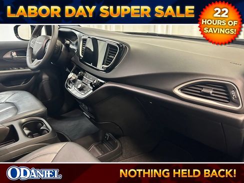 Used 2025 Chrysler Pacifica Select FWD image 24