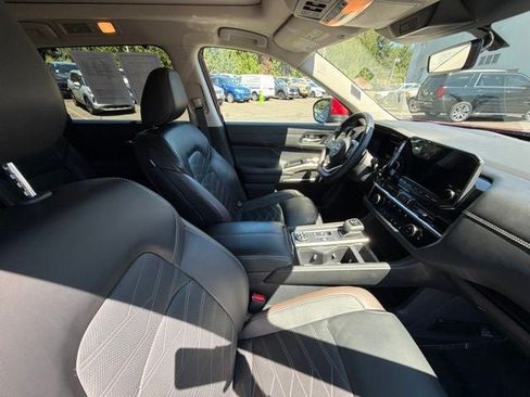 Used 2024 Nissan Pathfinder Platinum w/ Lighting Package (N93) AWD/4WD image 18