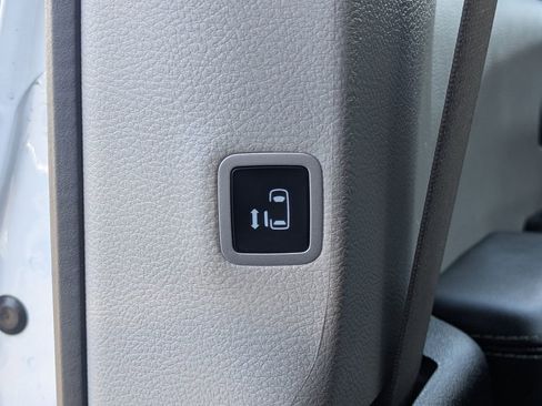 Certified 2024 Chrysler Pacifica Select image 16