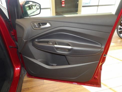 Used 2019 Ford Escape SE image 12