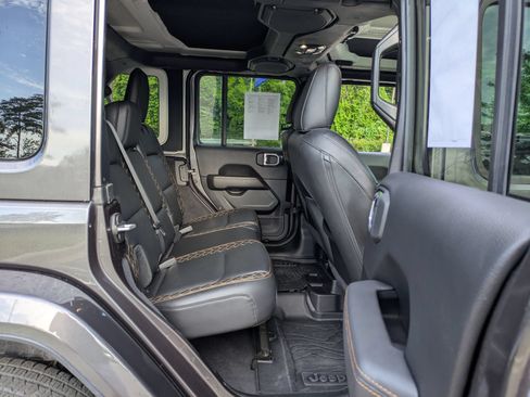 Used 2021 Jeep Wrangler Unlimited Sahara AWD/4WD image 33