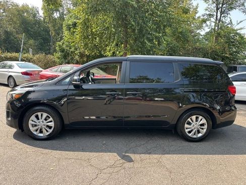Used 2017 Kia Sedona LX w/ LX Essentials Premium Package image 4