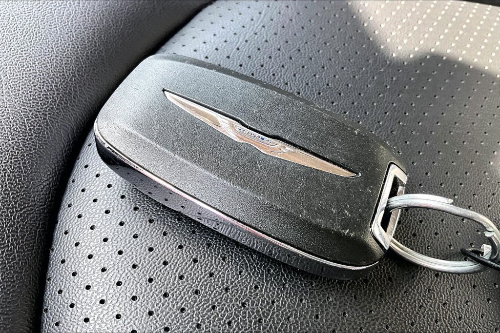 Used 2024 Chrysler Pacifica Touring-L FWD image 12