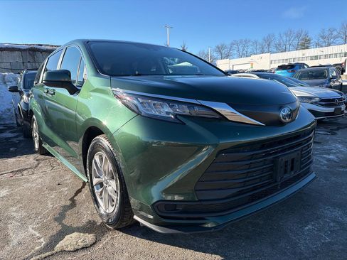Used 2022 Toyota Sienna LE image 3