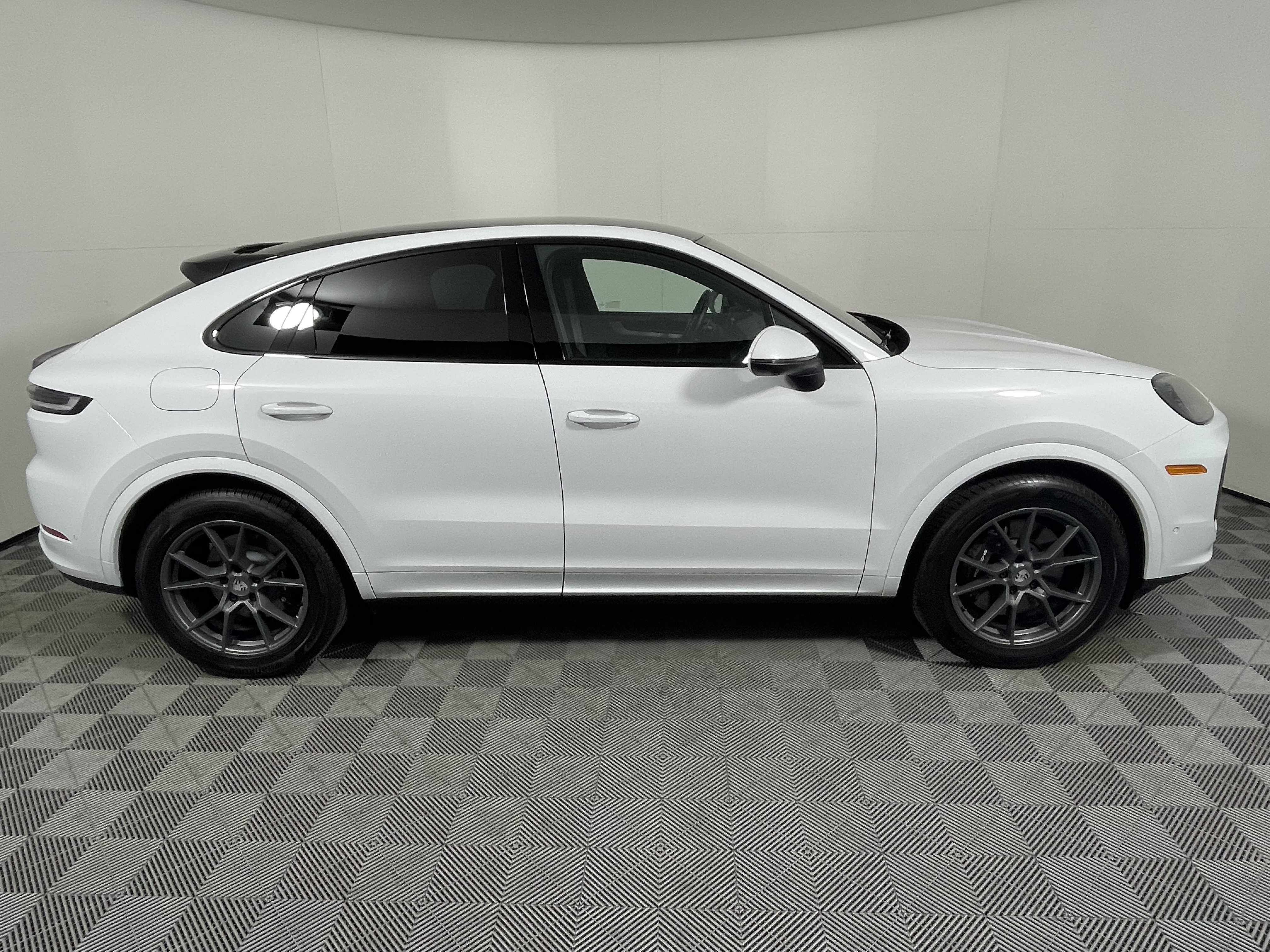 Used 2025 Porsche Cayenne Coupe AWD/4WD image 8
