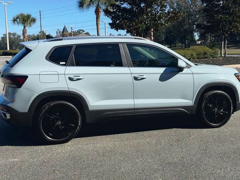 New 2026 Volkswagen Taos SE image 9