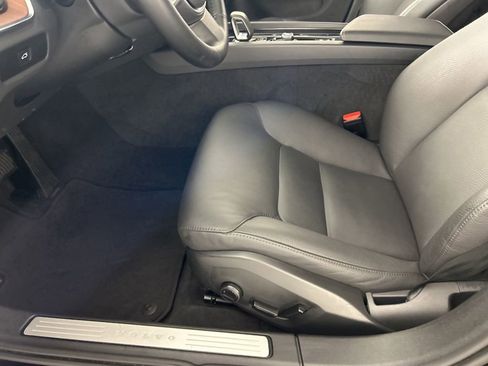 Used 2025 Volvo V60 B5 Cross Country Plus image 21