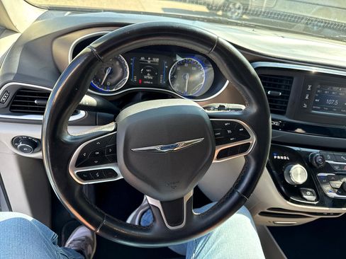 Used 2017 Chrysler Pacifica Touring-L image 18