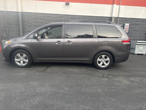 Used 2013 Toyota Sienna LE FWD image 20