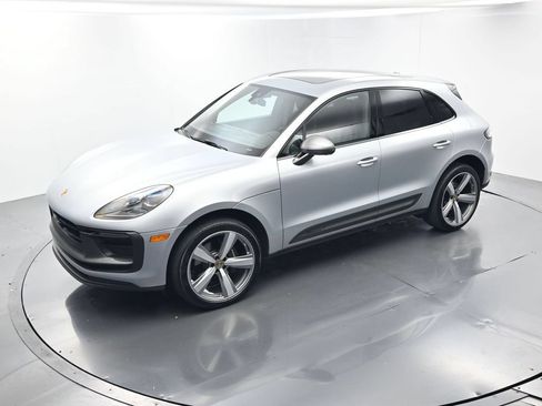 Certified 2025 Porsche Macan AWD/4WD image 35