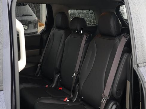 Used 2025 Kia Carnival EX image 21