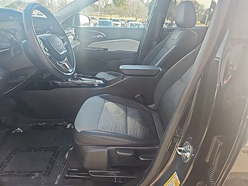 Used 2025 Chevrolet Trax LT w/ LT Convenience Package image 9