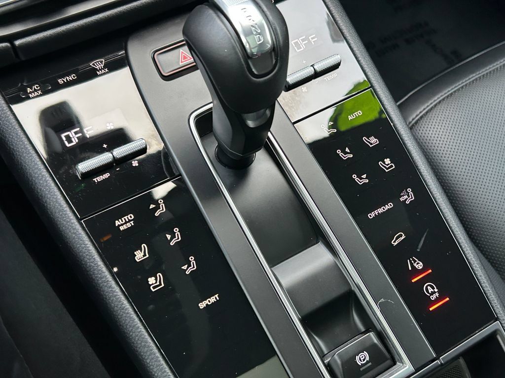 Used 2025 Porsche Macan AWD/4WD image 27