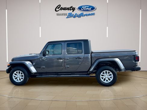 Used 2023 Jeep Gladiator Sport AWD/4WD image 3