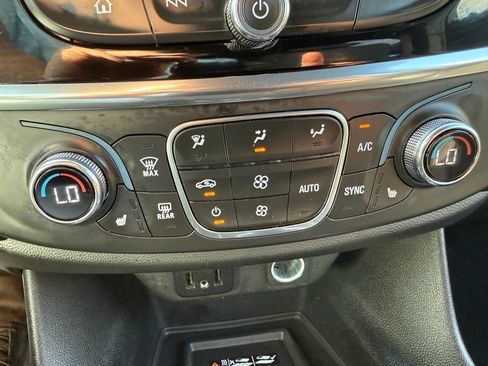 Used 2023 Chevrolet Traverse LT image 31