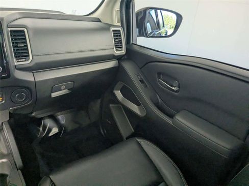 Used 2022 Nissan Frontier SV w/ SV Premium Package image 38