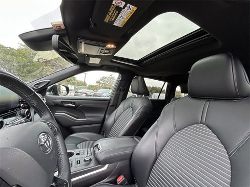 Used 2021 Toyota Highlander XSE image 12
