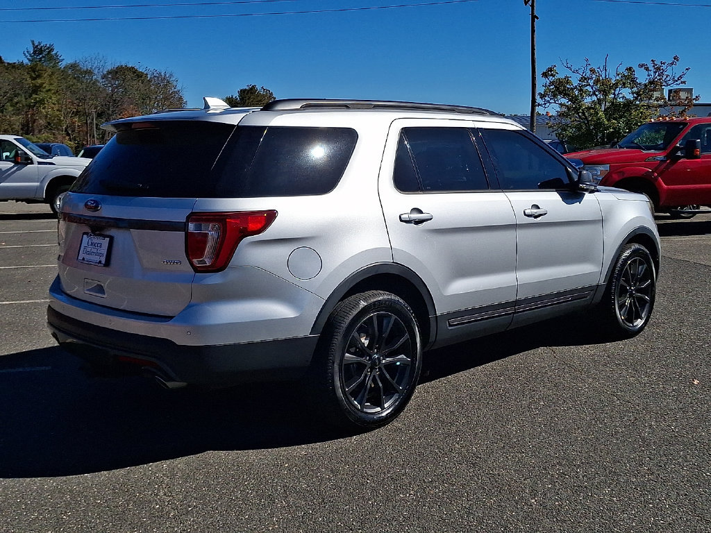 Used 2017 Ford Explorer XLT w/ Equipment Group 202A AWD/4WD image 9