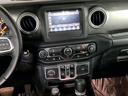 Used 2018 Jeep Wrangler Unlimited Sahara AWD/4WD image 7