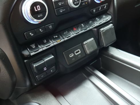Used 2022 GMC Sierra 3500 Denali w/ Denali Black Diamond Edition AWD/4WD image 35