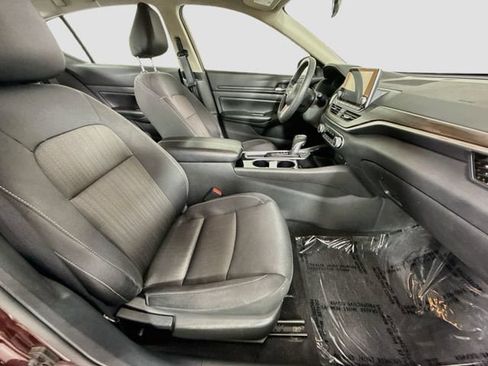 Used 2024 Nissan Altima 2.5 SV FWD image 25