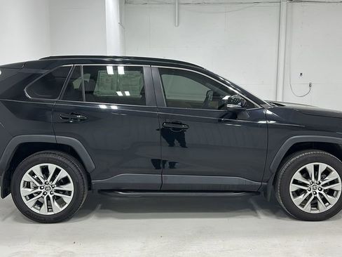 Used 2022 Toyota RAV4 XLE Premium image 7
