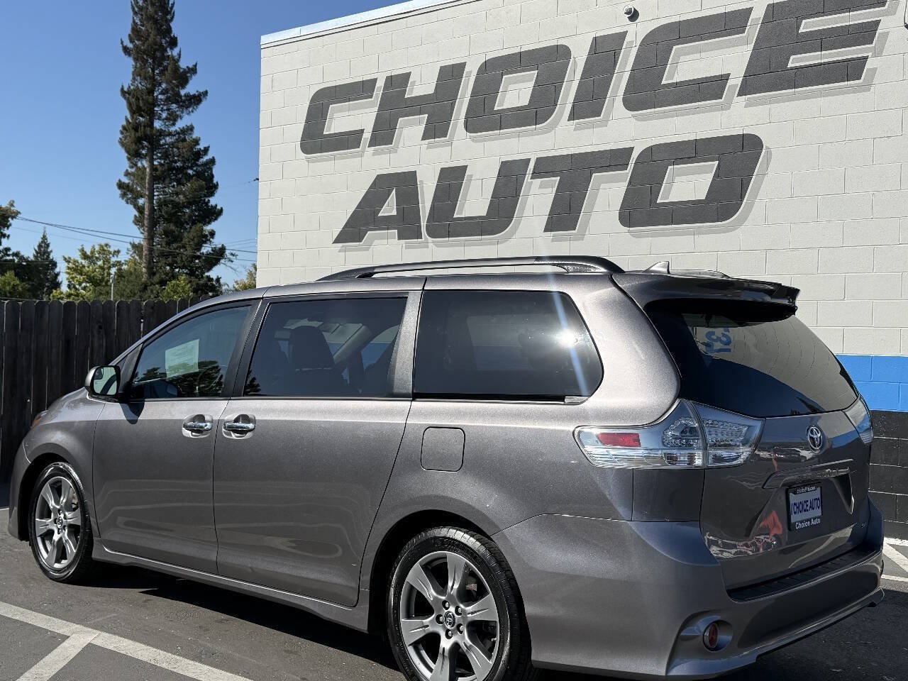 Used 2018 Toyota Sienna SE FWD image 25
