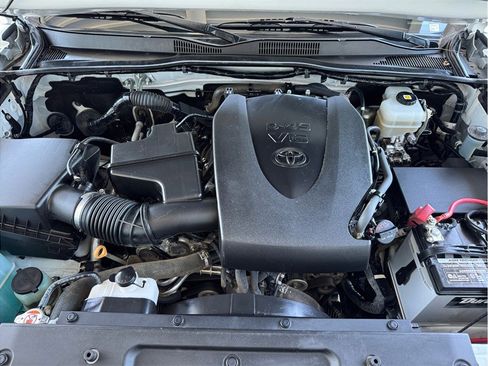 Used 2021 Toyota Tacoma TRD Off-Road w/ Technology Package AWD/4WD image 8