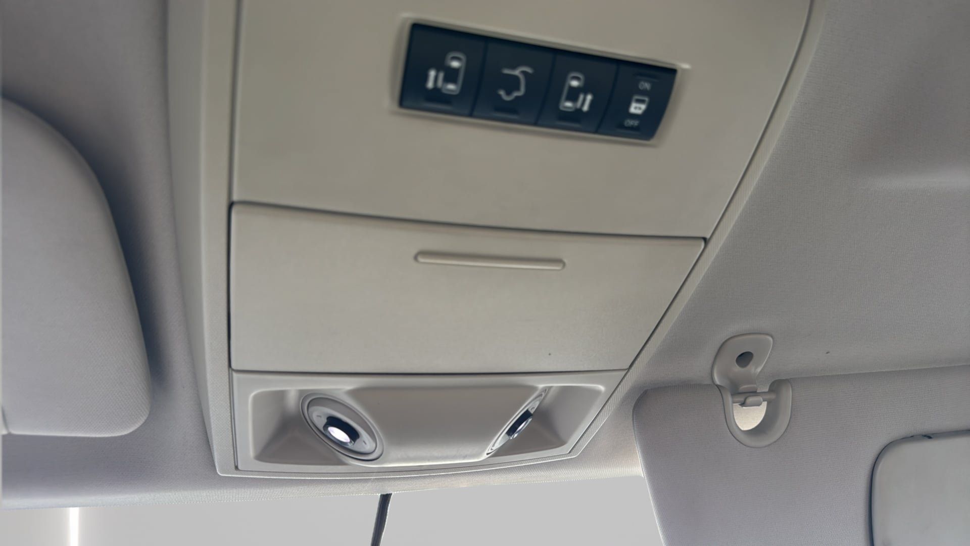 Used 2012 Chrysler Town & Country Touring w/ Entertainment Group #1 FWD image 18