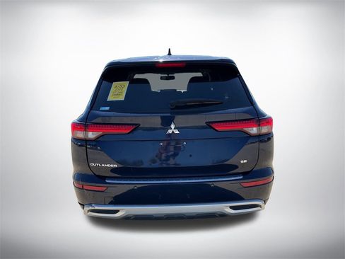 Used 2022 Mitsubishi Outlander SE image 4