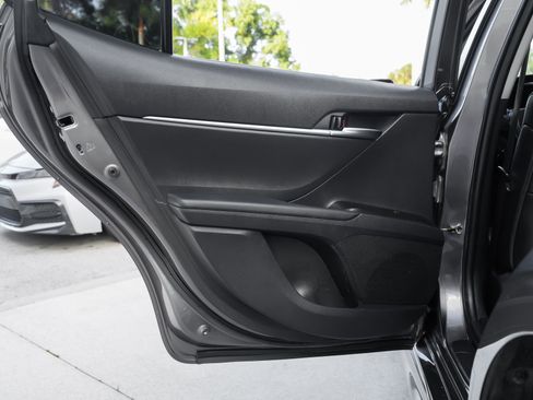 Used 2021 Toyota Camry SE image 32