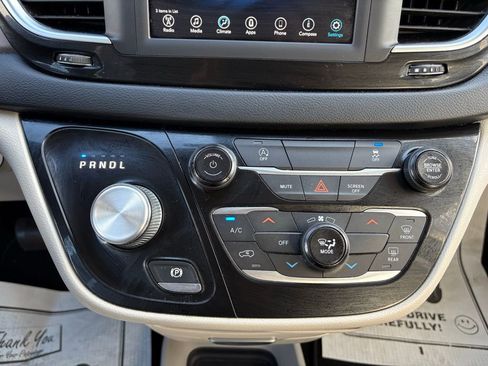 Used 2021 Chrysler Voyager Lxi image 28